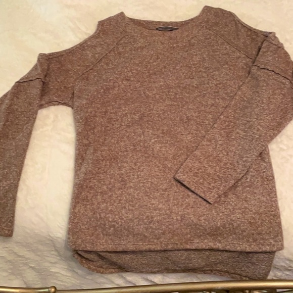 Cold shoulder over sized sweater - Picture 2 of 2